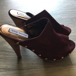 STEVE MADDEN BURGUNDY SUEDE STUDDED WOOD HEEL